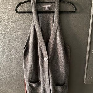 Chelsea & Theodore
100% cashmere sweater vest